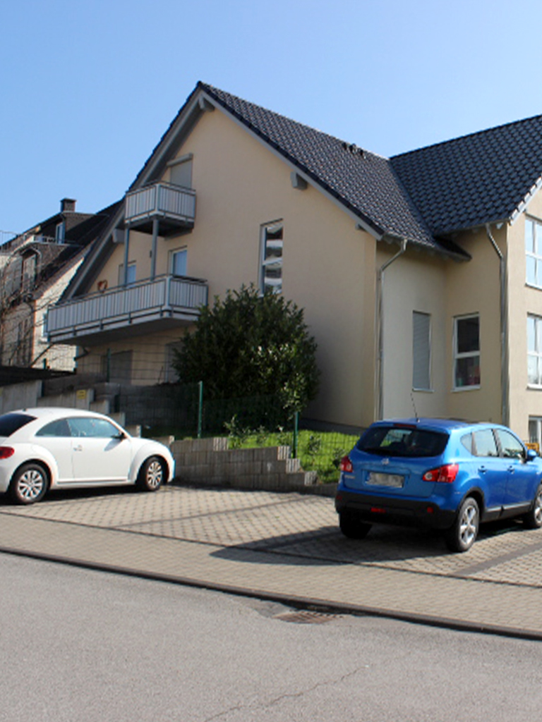 Frisch gestrichene Fassade eines Mehrfamilienhauses.