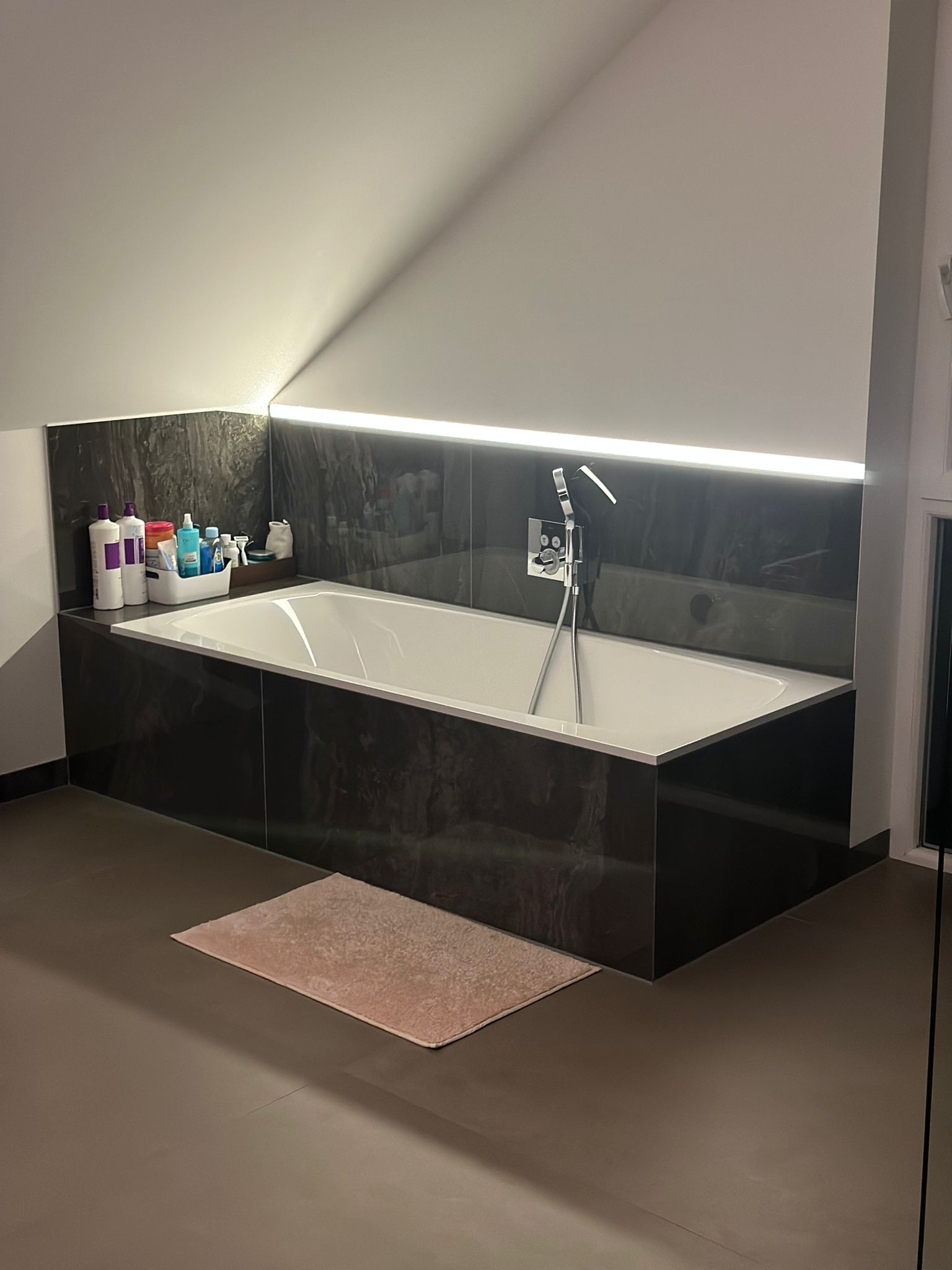 Detailansicht der neuen Ambientebeleuchtung der Badewanne. 