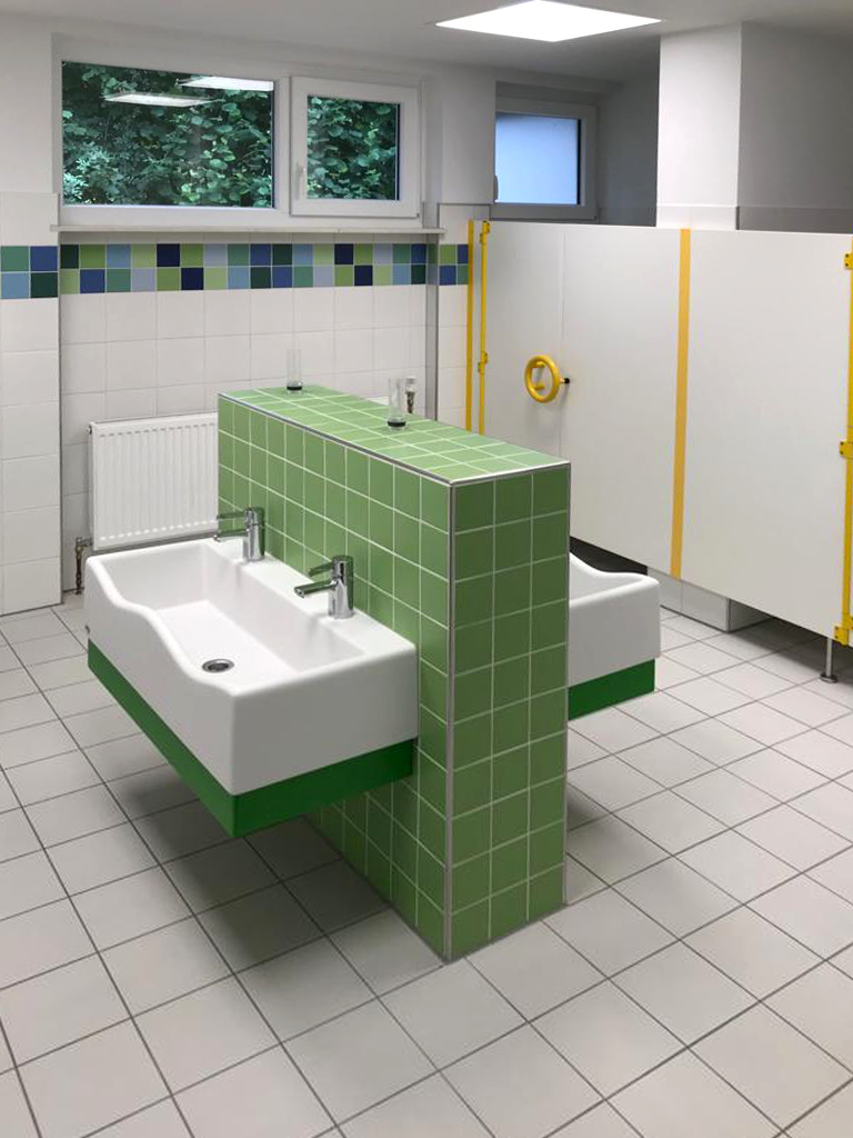 Detailansicht der neuen Handwaschbecken im Badezimmer eines Kindergartens.