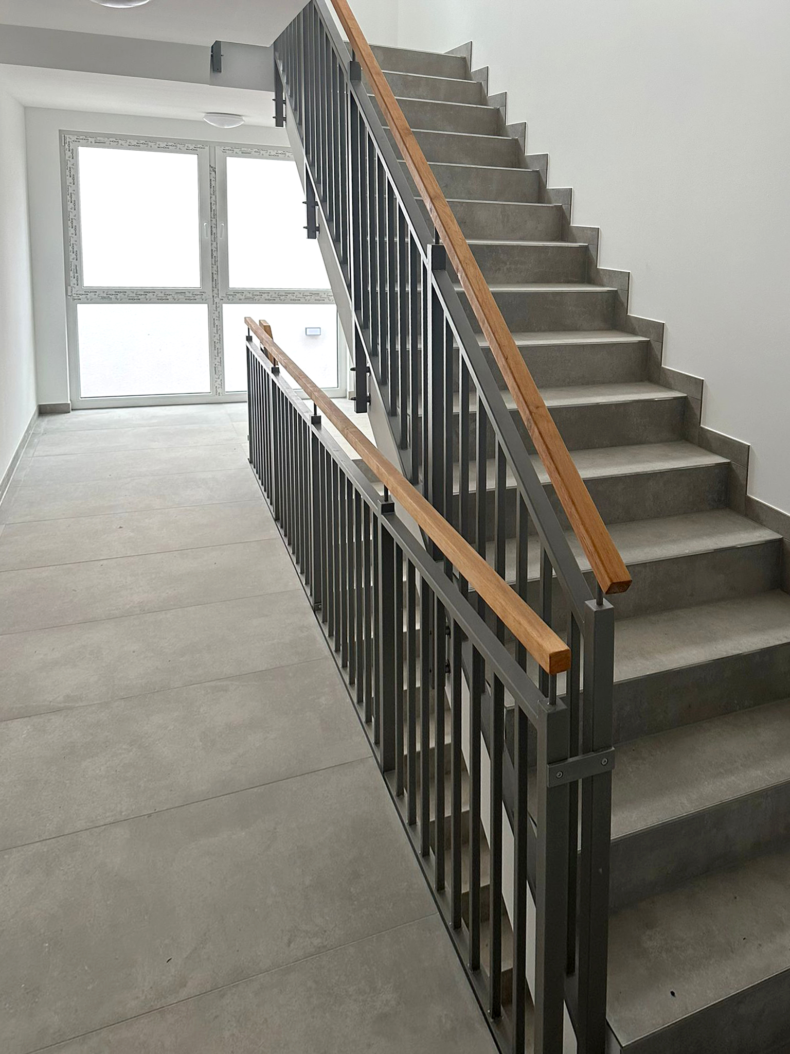 Hochwertige Fliesenbeläge für eine Treppe in einem großen Treppenhaus.