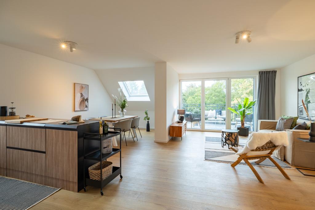 Neugestalteter und heller Wohnraum nach neuer Raumgestaltung.